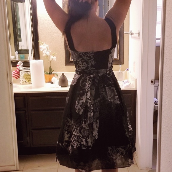 Sweet heart neckline dress for special occasions. - Picture 2 of 2